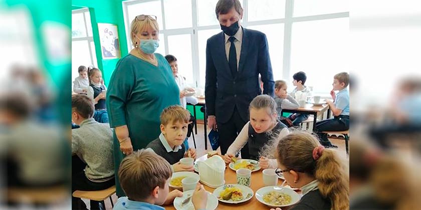 Единороссы проверили качество питания в школе № 9