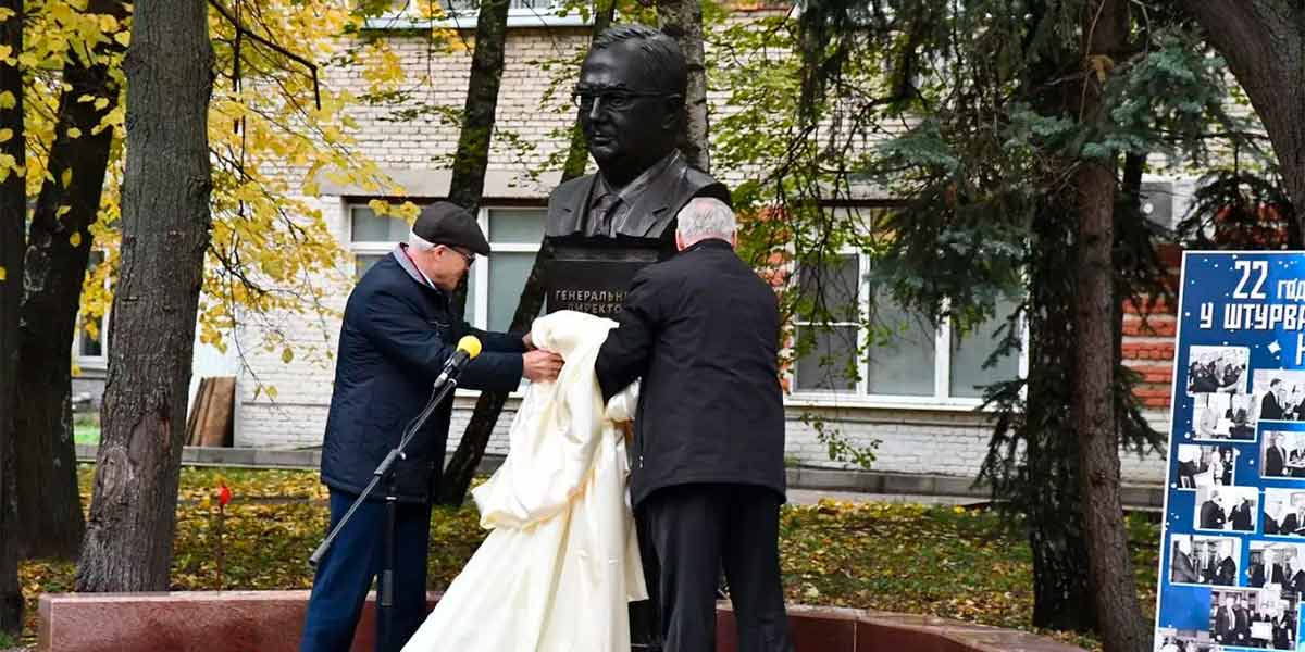 На территории НИИПа открыли памятник и мемориальную доску Юрию Белому
