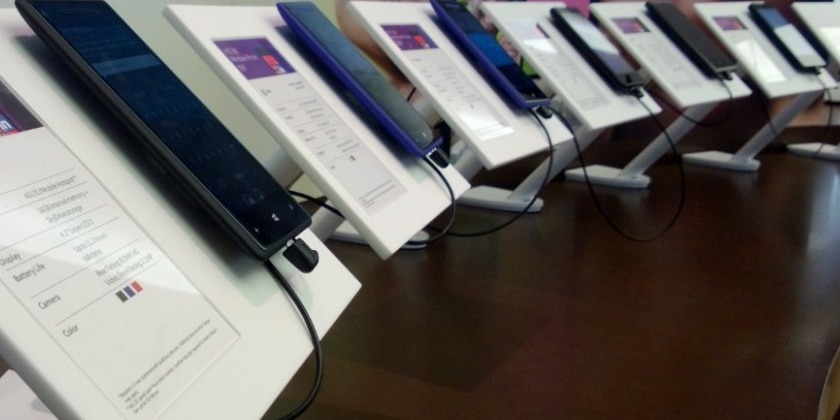 В салоне связи в Жуковском пытались подменить телефон на нелицензионный аналог