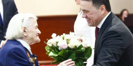 Андрей Воробьев вручил медаль в честь 75-летия Победы жуковчанке