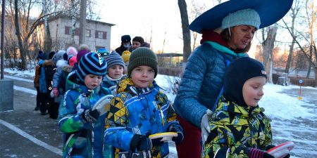 Госавтоинспекторы и педагоги организовали квест-игру для воспитанников детского сада № 14