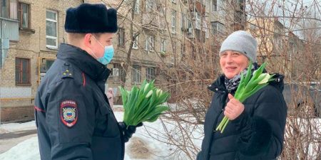 В Жуковском участковые уполномоченные полиции поздравили жительниц города с 8 Марта