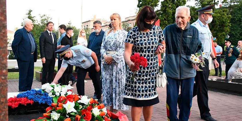 у мемориала Вечный Огонь собрались горожане