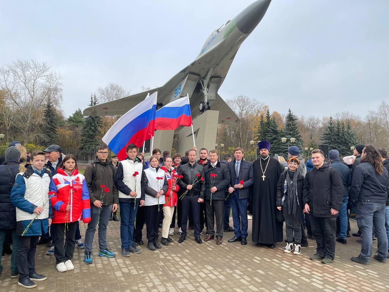 Новости жуковского. Памятник миг 29 в Жуковском. Памятник самолет миг 29. Открыли памятник в Жуковском миг 29. Жуковский самолет памятник.