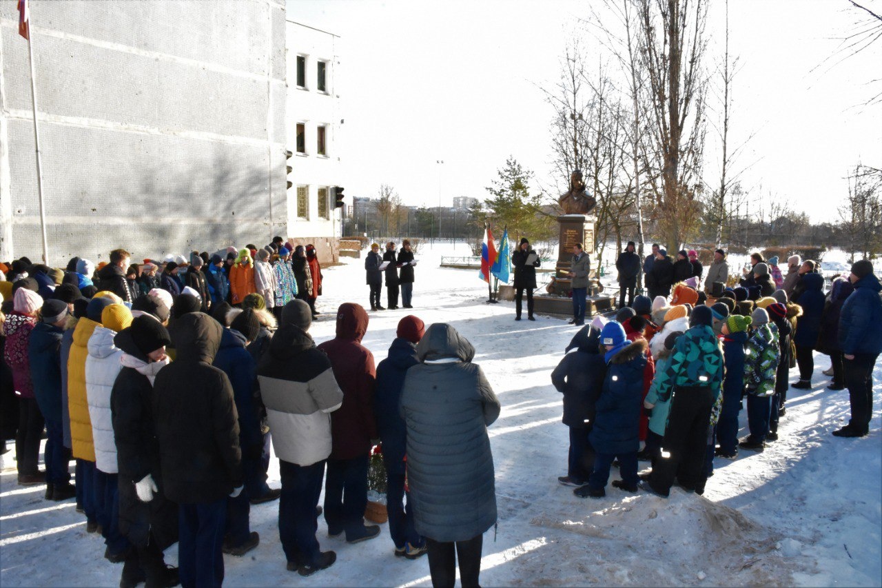 В лицее № 14 прошло торжественное открытие бюста М.М.Громова. | Жуковский -  Городская служба новостей