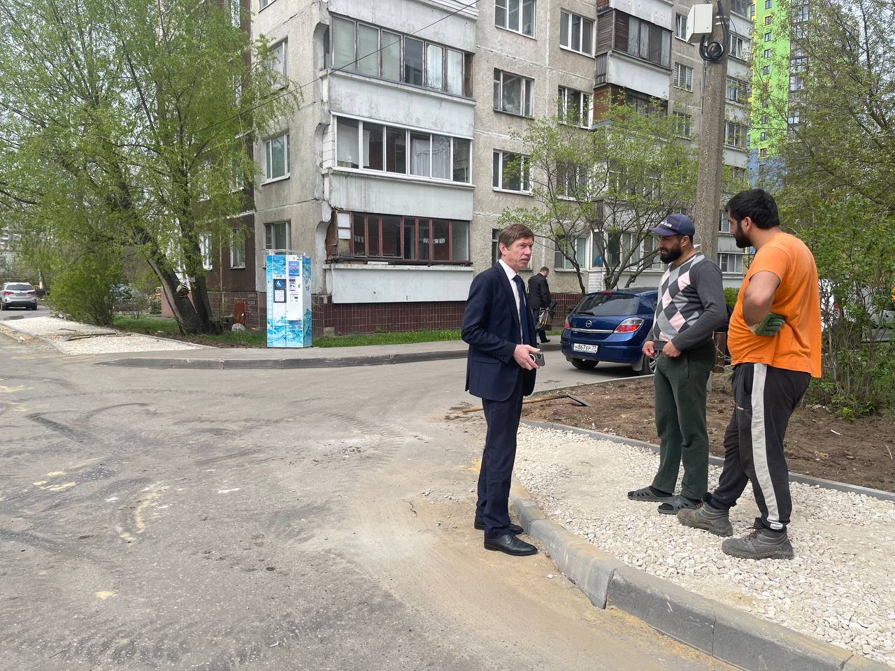 Актив партии «Единая Россия» г.о. Жуковский проверили ход ремонтных работ по укладке дорожного покрытия.