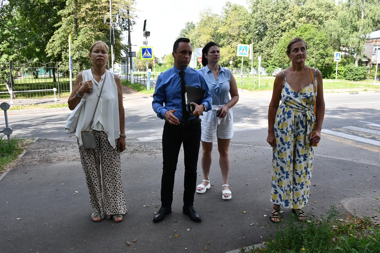 Члены партии «Единая Россия» провели обход дворовых территорий по улице Горького.